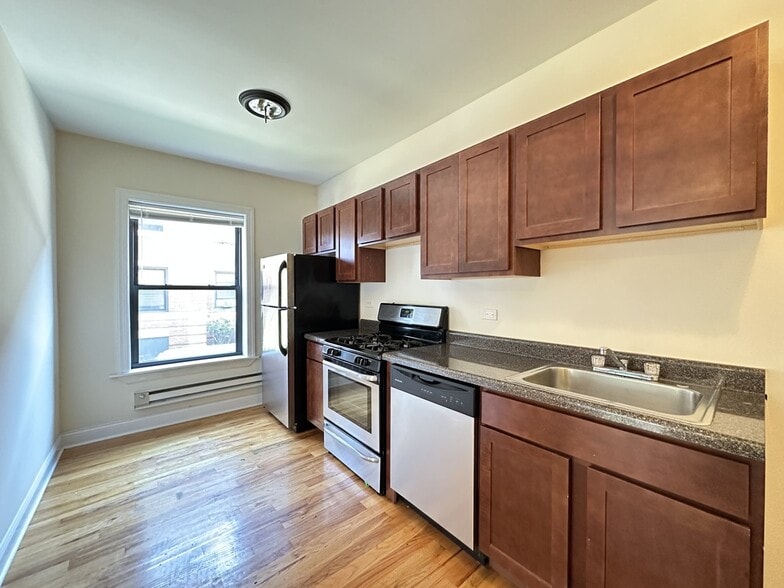 Building Photo - 938 W Cornelia Ave