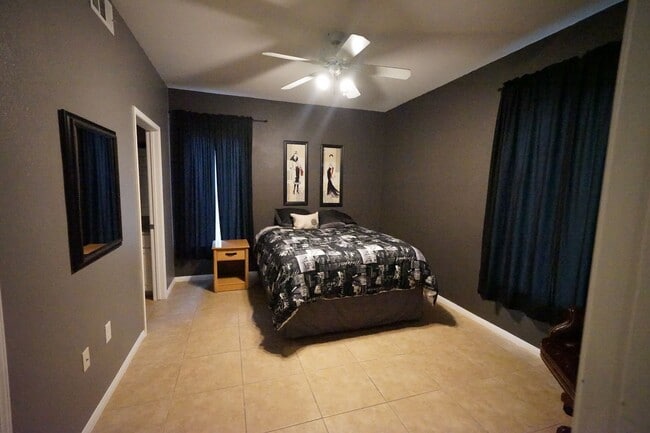 Building Photo - SHOWINGS AVAILABLE NOW