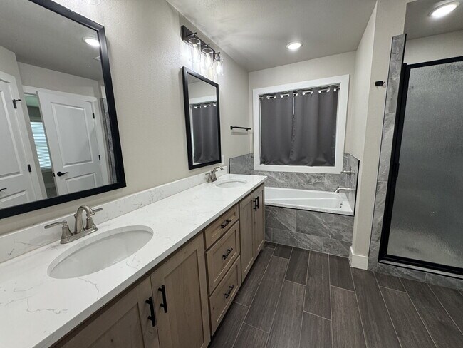 Building Photo - Charming 4-Bedroom Haven with 2 Full Baths...