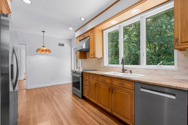 Building Photo - 121 Walworth Ave