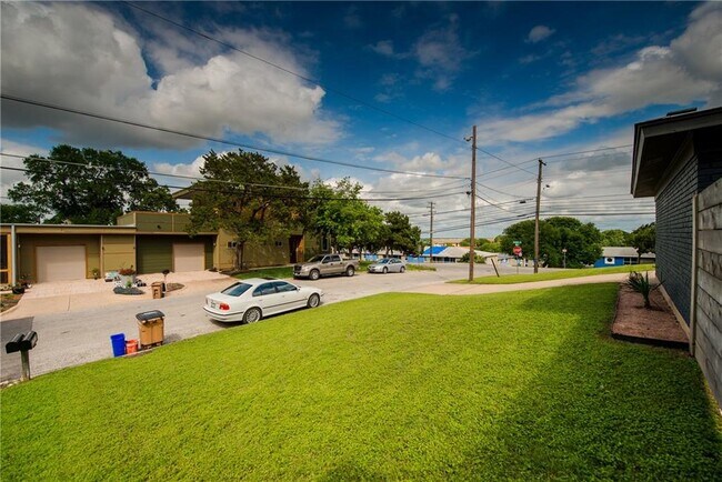 Building Photo - 1600 Parker Ln