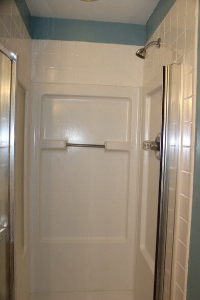 Shower - 105 Jewett Pl