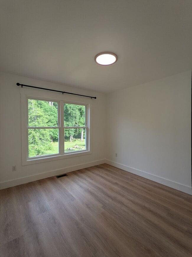 Building Photo - Black Mountain Rental!