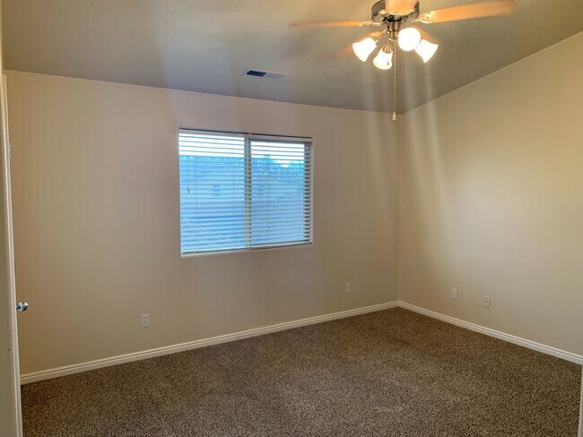 Building Photo - Skyhawk Townhome