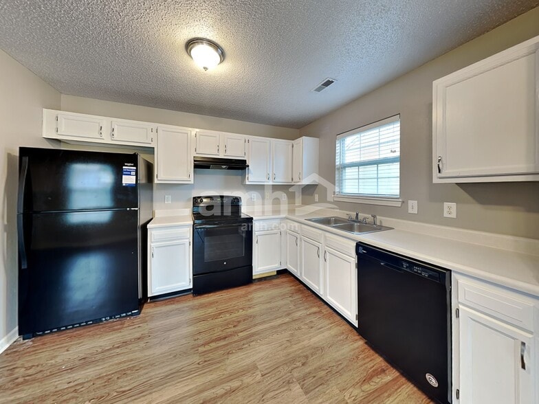 Building Photo - 17317 Pine Wood Ln