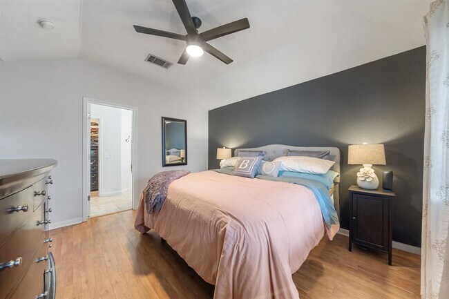 Building Photo - 301 Zebra Dr