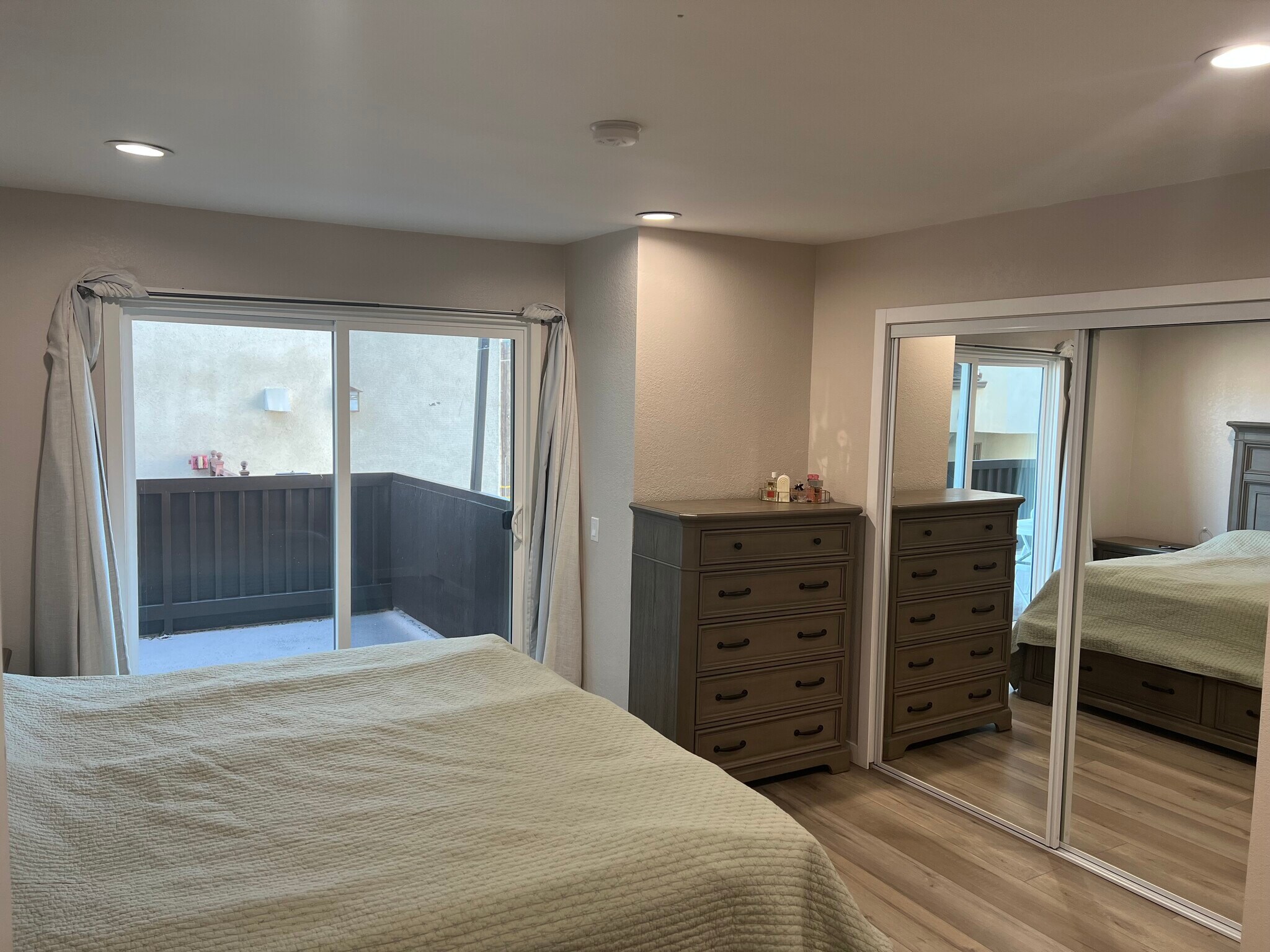 Building Photo - 429 E Providencia Ave