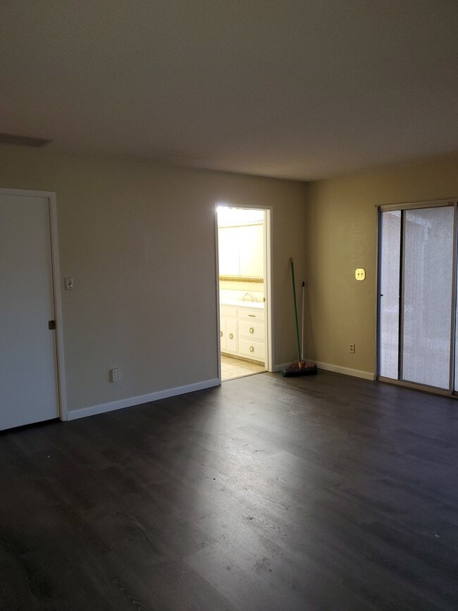 Building Photo - Modesto 3 bedroom 2.5  bathroom off McHenry
