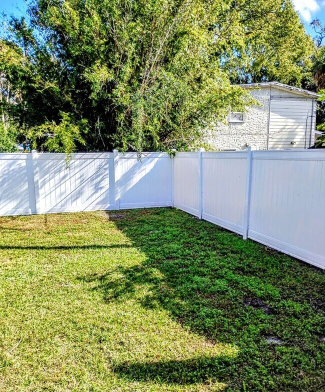 Building Photo - Studio Bungalow in Daytona Beach