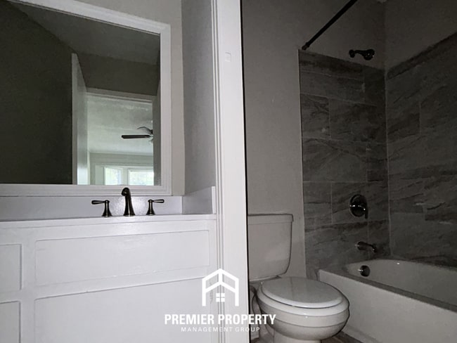 Building Photo - Unique 4BR/2BA Southaven Home | Hardwood Vaulted Sunroom & Fenced Yard