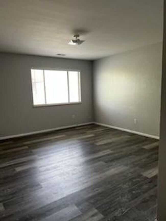 Building Photo - Beautifully Renovated Unit with Modern Upd...