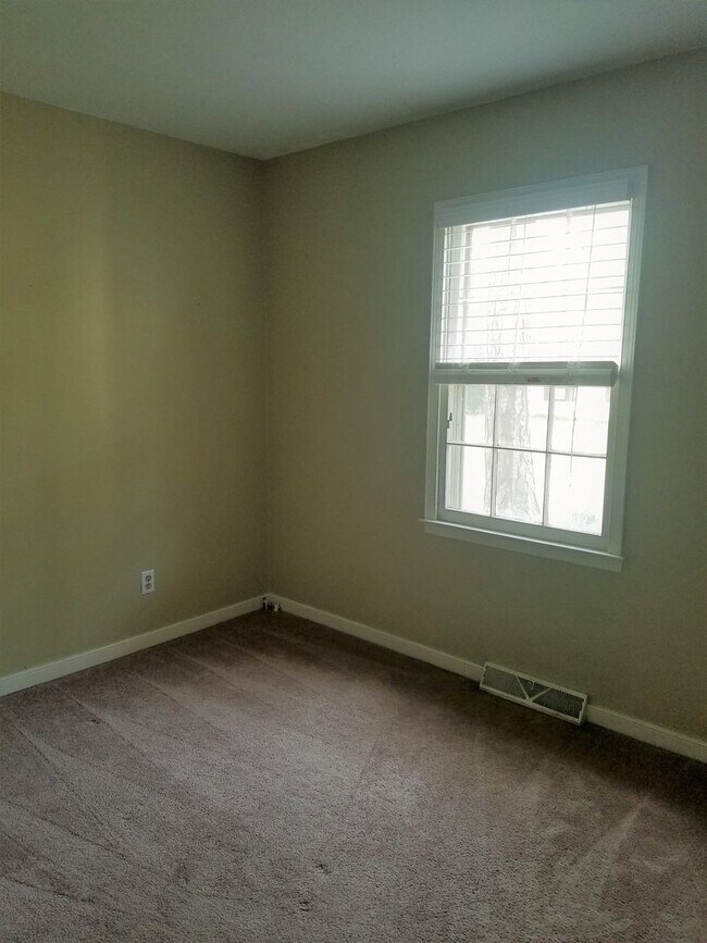 Building Photo - Spacious ranch home for rent