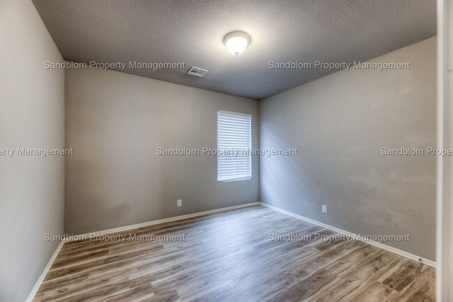 Building Photo - FOR LEASE | Jenks | $1900 Rent + $1900 Dep...