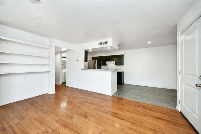 Building Photo - 12905 Woodforest Blvd