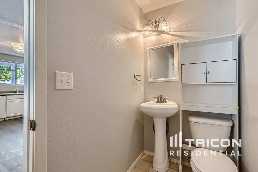 Building Photo - 3020 W Mariposa St