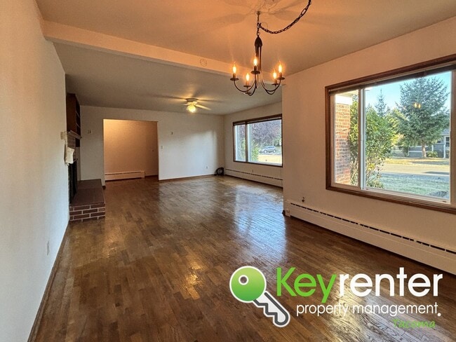 Building Photo - Charming 4-Bedroom Mid-Century Style Craft...