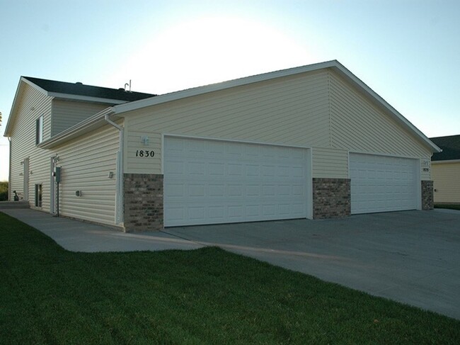 Primary Photo - 3 Bed 2 Bath Twin Home