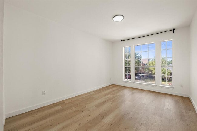 Building Photo - 3817 Tailfeather Dr