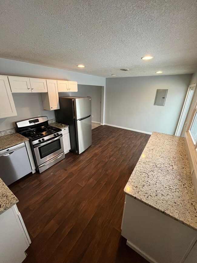 Building Photo - New 3 bedroom listing! Move in special!