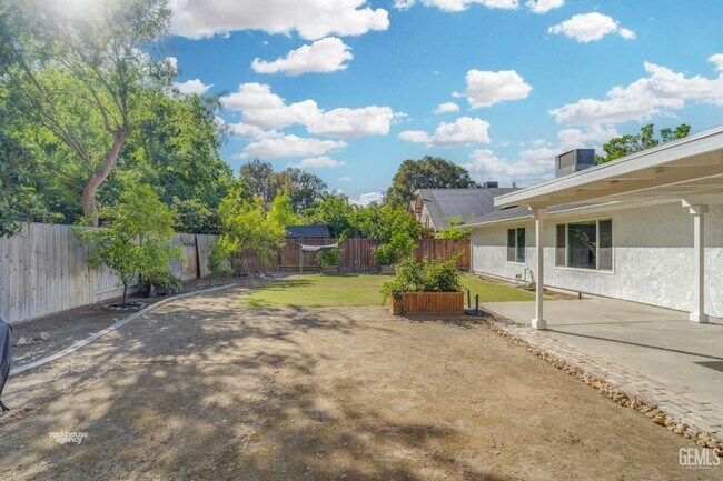 Building Photo - 5209 Pla Vada Dr