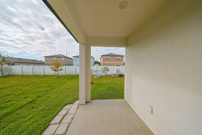 Building Photo - Beautiful Home 3/2/2 Home