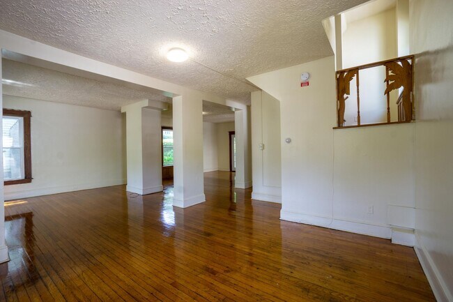 Building Photo - 960 Lancaster Ave