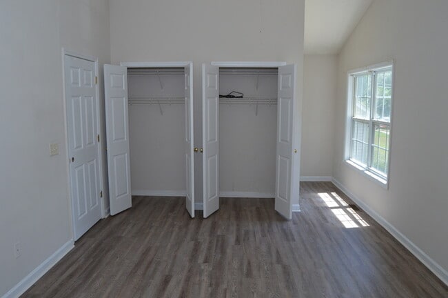 Building Photo - Available Now! Move in Ready!