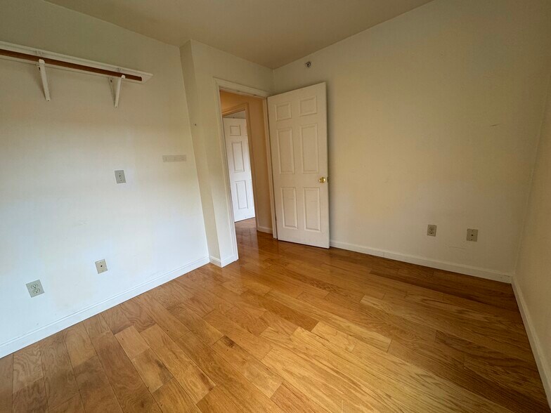 Building Photo - 34 Raymond St