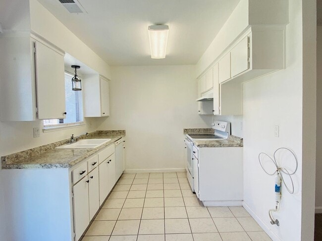 Building Photo - $2,050 Ashlan & Fowler, 3 Bedroom Home - H...