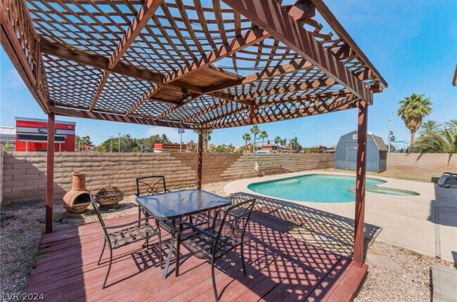Building Photo - 580 Chelsea Dr
