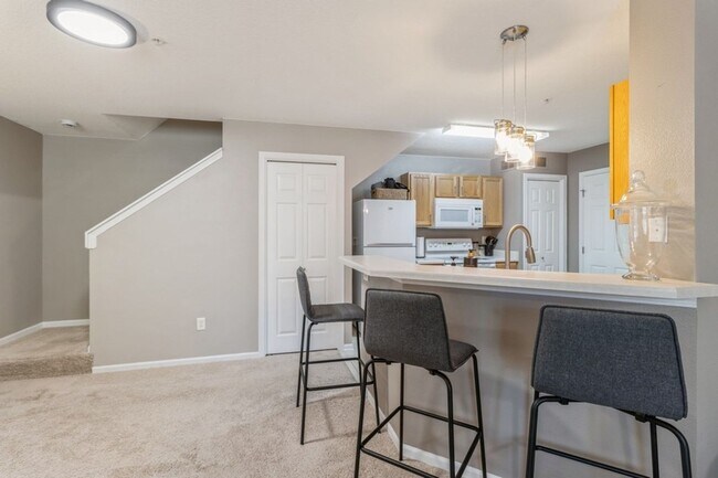 Building Photo - CHARMING HOME WITH EXCELLENT LOCATION!!  2 Bedroom, 1.5 Bathroom Townhome in West Des Moines!