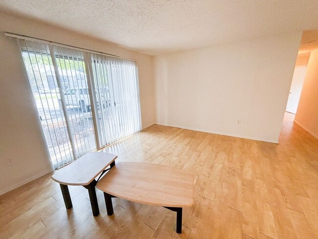 Building Photo - Windsor Park #515 - Pet Friendly!