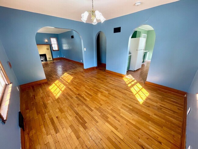 Building Photo - Very Unique 5 Bedroom Home on Large Lot