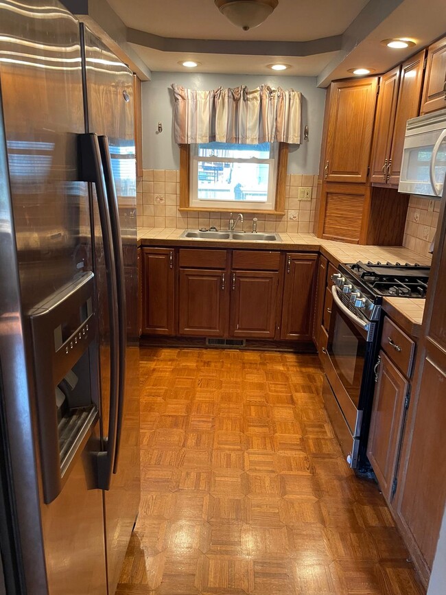 Building Photo - 518 Rita Dr