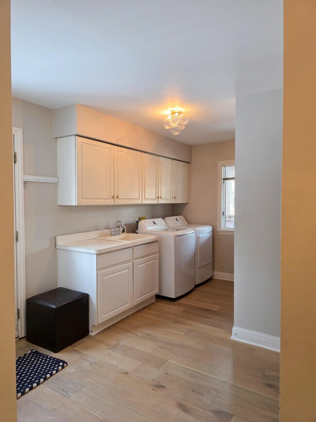 Building Photo - 3427 E Dobson Pl