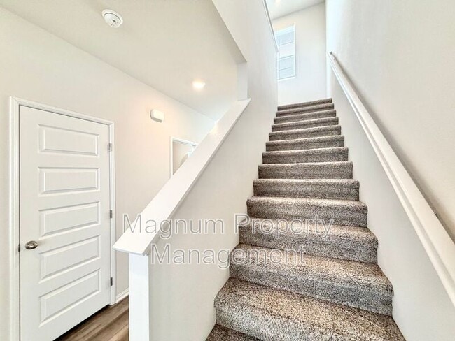 Building Photo - 40617 Birchfield Dr