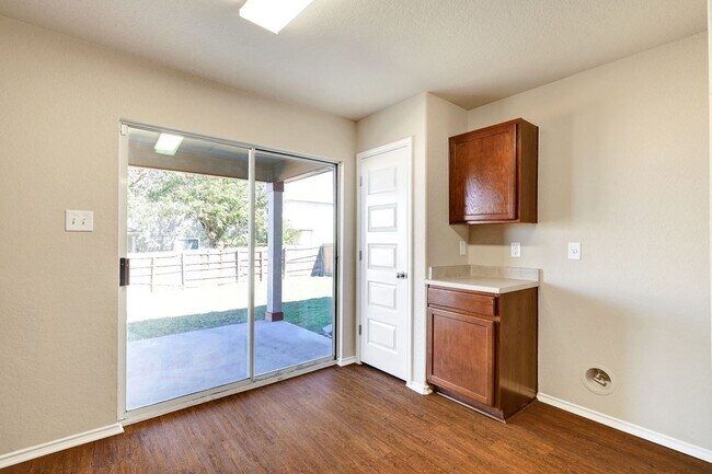 Building Photo - Move-In Ready Home with New Flooring and A...