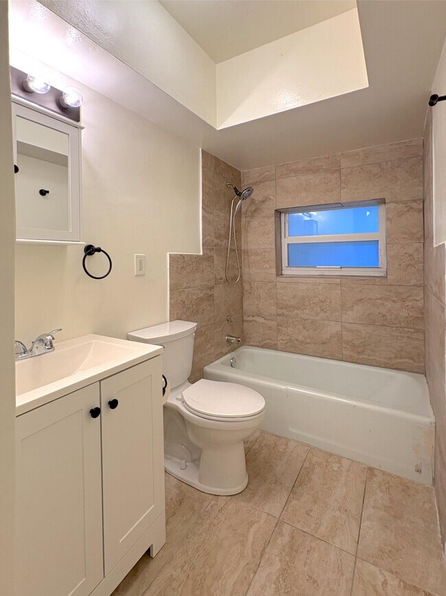 Building Photo - 1124 NE 5th Ave