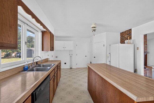 Building Photo - 2205 Country Club Dr