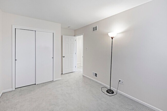 Building Photo - 3 bedroom, 2 bath townhome in Pike Creek