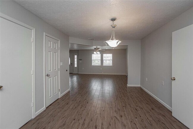 Building Photo - 10700 Deer Hill Dr