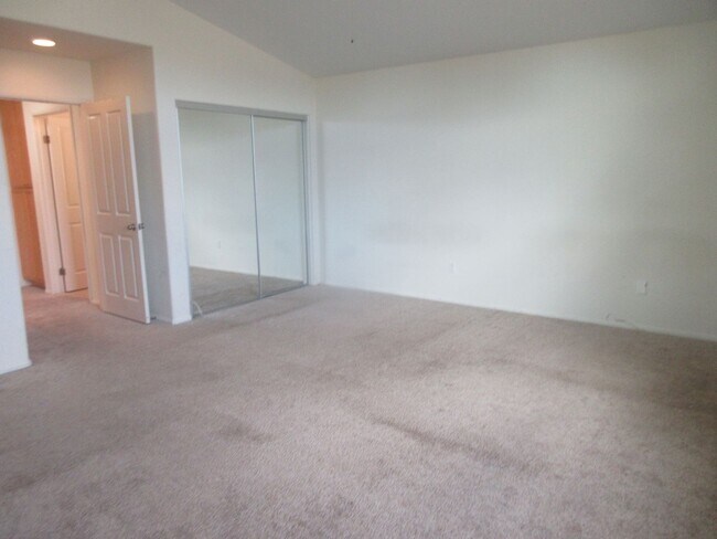 Building Photo - *Reduced* 3 bedroom, 2.5 bath townhome on Dronfield in Polk Village complex