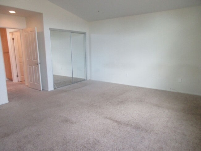 Building Photo - Wonderful 3 bedroom, 2.5 bath townhome on ...