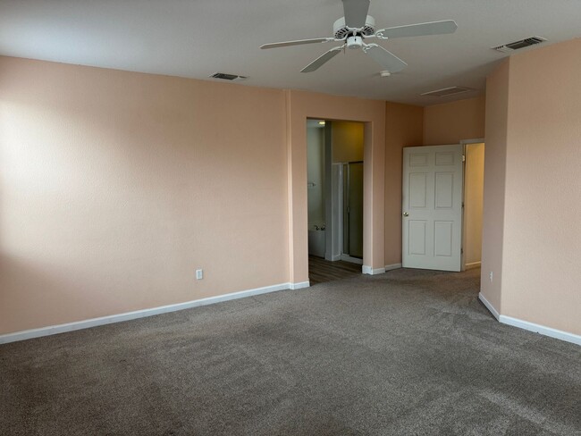 Building Photo - Beautiful 4 Bedroom, 3 Bathroom 2140 SqFt....