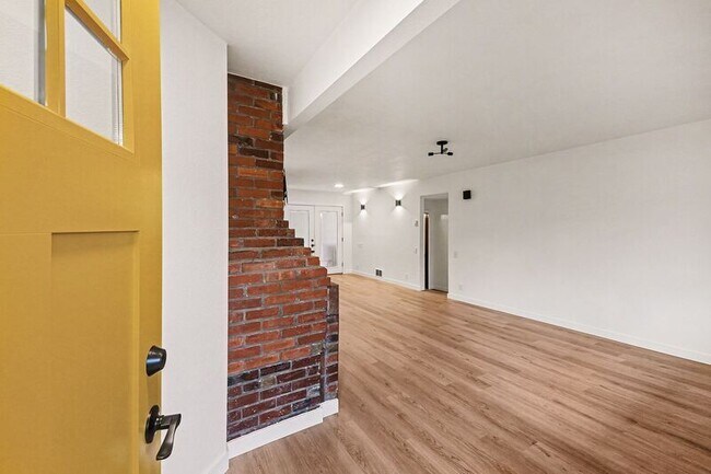 Building Photo - 2658 35th Ave W