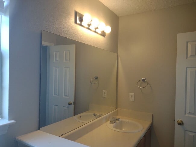 Building Photo - Wonderful Four Bedroom Home in Northeast C...