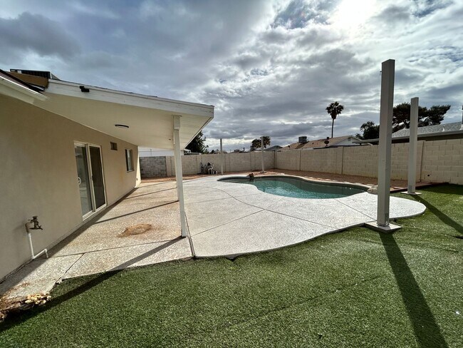 Building Photo - Heavily Upgraded N. Phx 4/2 w/Pool + 1 Car...