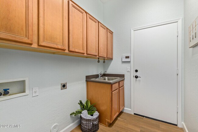 Building Photo - 3010 W Glenhaven Dr