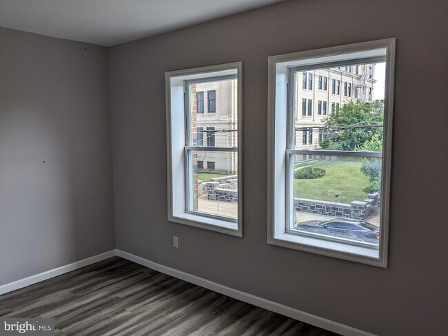 Building Photo - 142 W Hanover Street