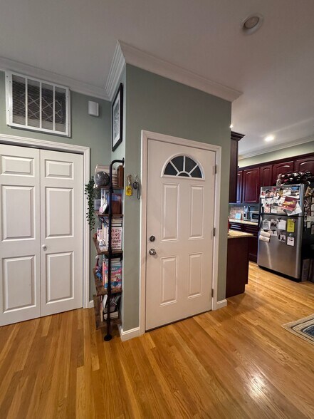 Building Photo - 127 Heath St